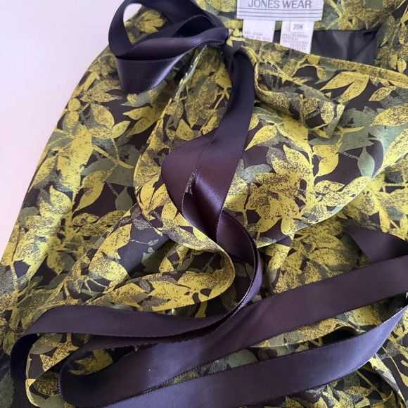 Jones Wear Green and Black Sarong Wrap Skirt - Picture 8 of 11